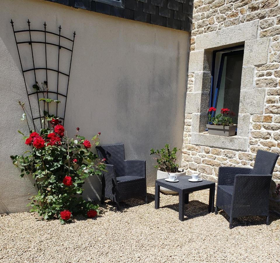 Bed and Breakfast Au Jardin De Creachavel Cléder Exterior foto